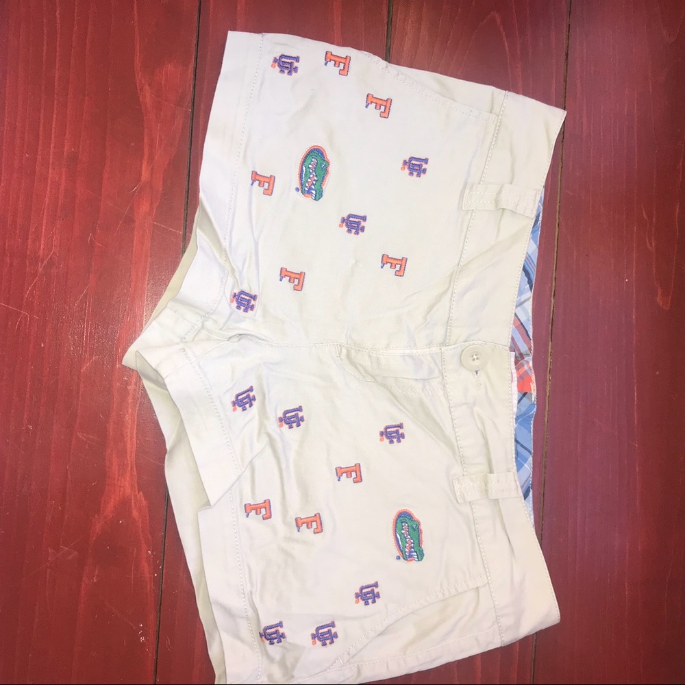 Kacki shorts with University of Florida symbols